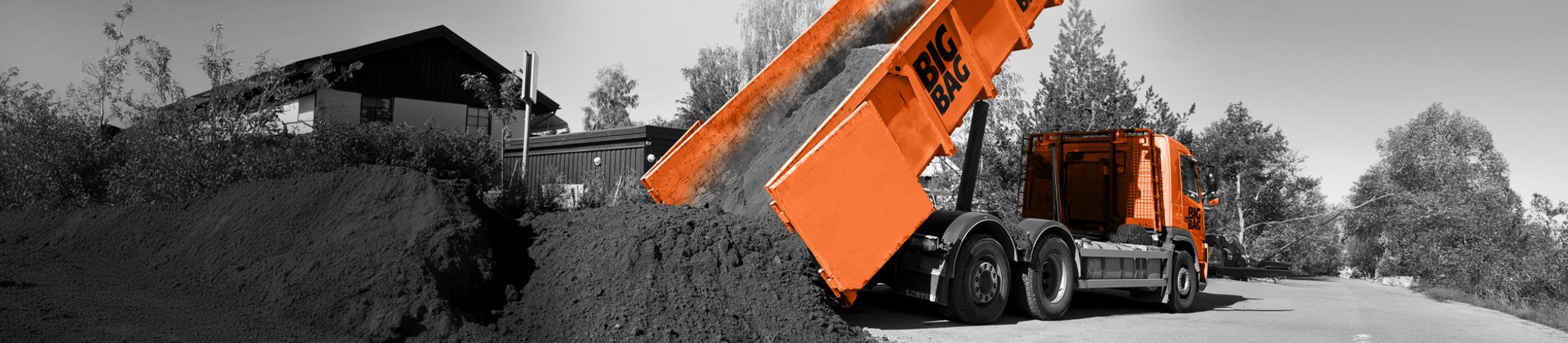BIG BAG-lastbil levererar jord