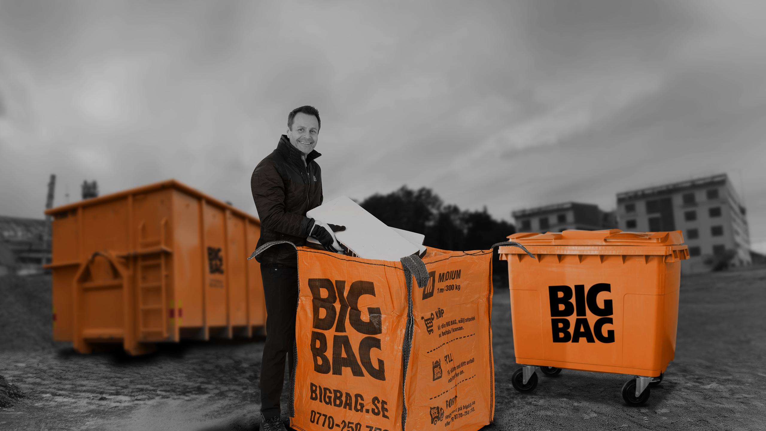 man lastar en BIG BAG, contanier och kärl i bakgrunden